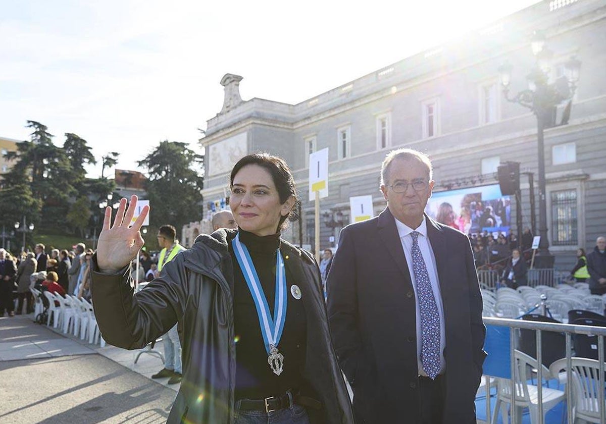La presidenta de la Comunidad de Madrid, Isabel Díaz Ayuso, antes de la Misa Mayor de la Virgen de la Almudena, en la plaza de la Almudena